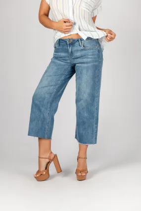 Jeans crop con ruedo deshilachado
