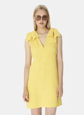 TARA JARMON REMARQUABLE - Vestido corto recto de crepé con lazos en amarillo